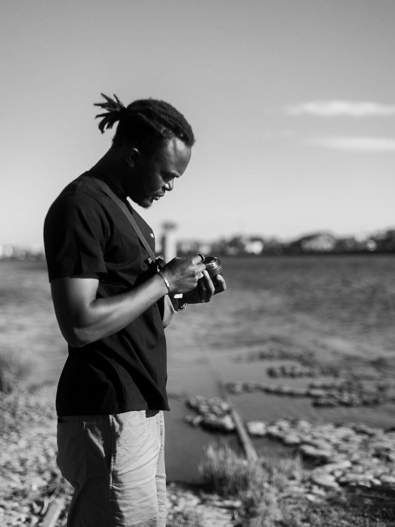 Portrait du photographe Huey dans son environnement professionnel